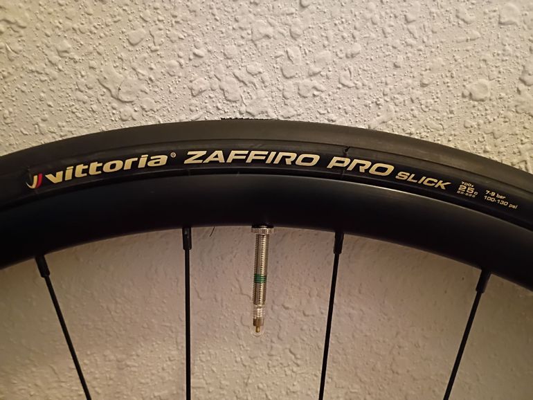Used Dt Swiss R460db 700C bike — image 3 of 12