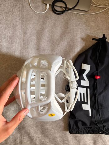 Used MET Manta Mips helmets - Absolute White bike — image 4 of 6