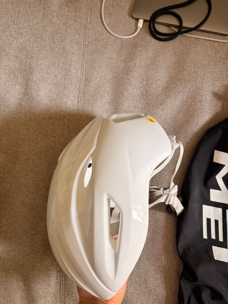 Used MET Manta Mips helmets - Absolute White bike — image 3 of 6