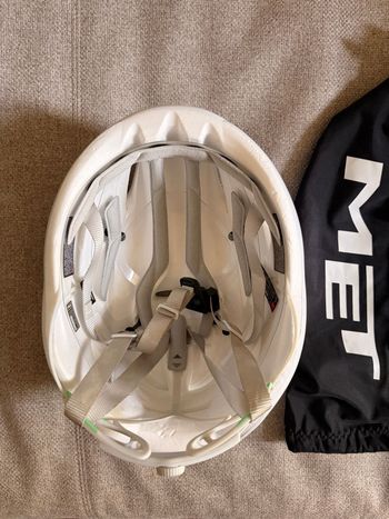 Used MET Manta Mips helmets - Absolute White bike — image 5 of 6