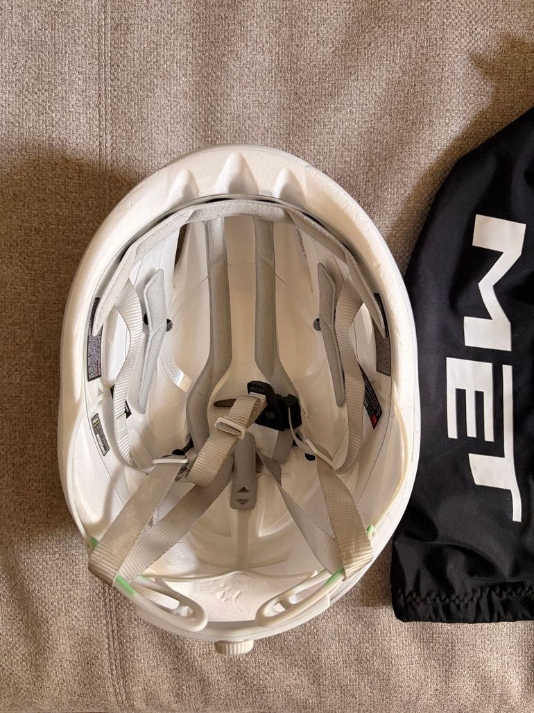Used MET Manta Mips helmets - Absolute White bike — image 5 of 6