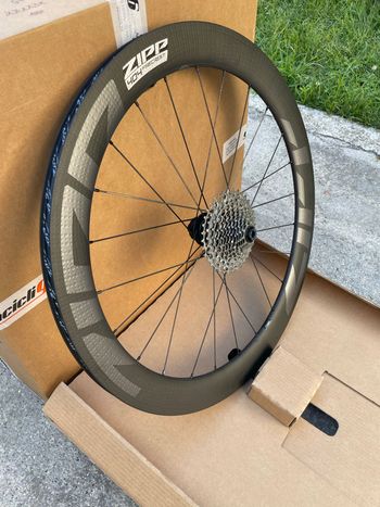 Used Zipp 404 Firecrest Tubeless Disc-brake 2025 bike — image 6 of 9