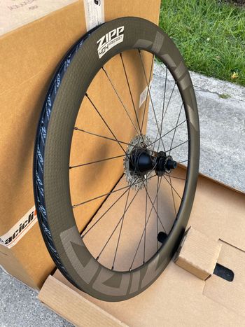 Used Zipp 404 Firecrest Tubeless Disc-brake 2025 bike — image 5 of 9