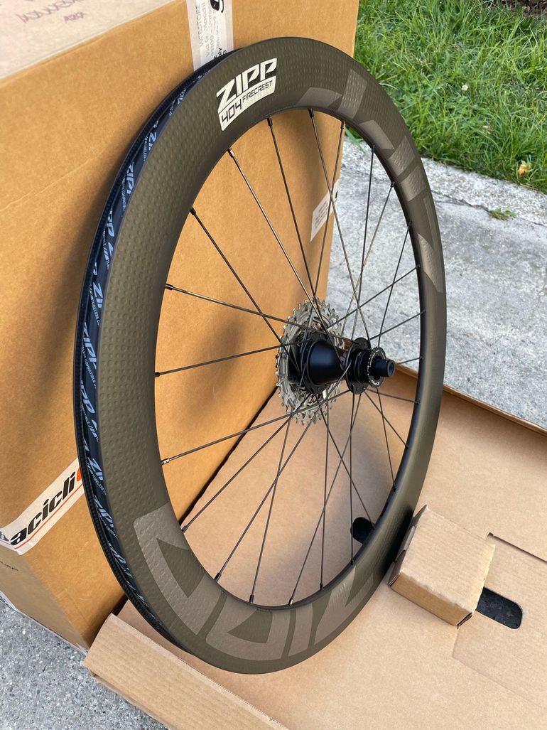Used Zipp 404 Firecrest Tubeless Disc-brake 2025 bike — image 5 of 9