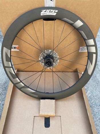 Used Zipp 404 Firecrest Tubeless Disc-brake 2025 bike — image 4 of 9