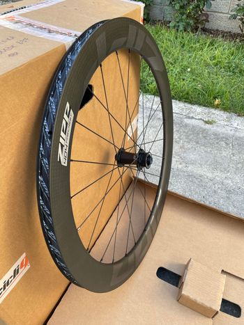 Used Zipp 404 Firecrest Tubeless Disc-brake 2025 bike — image 2 of 9