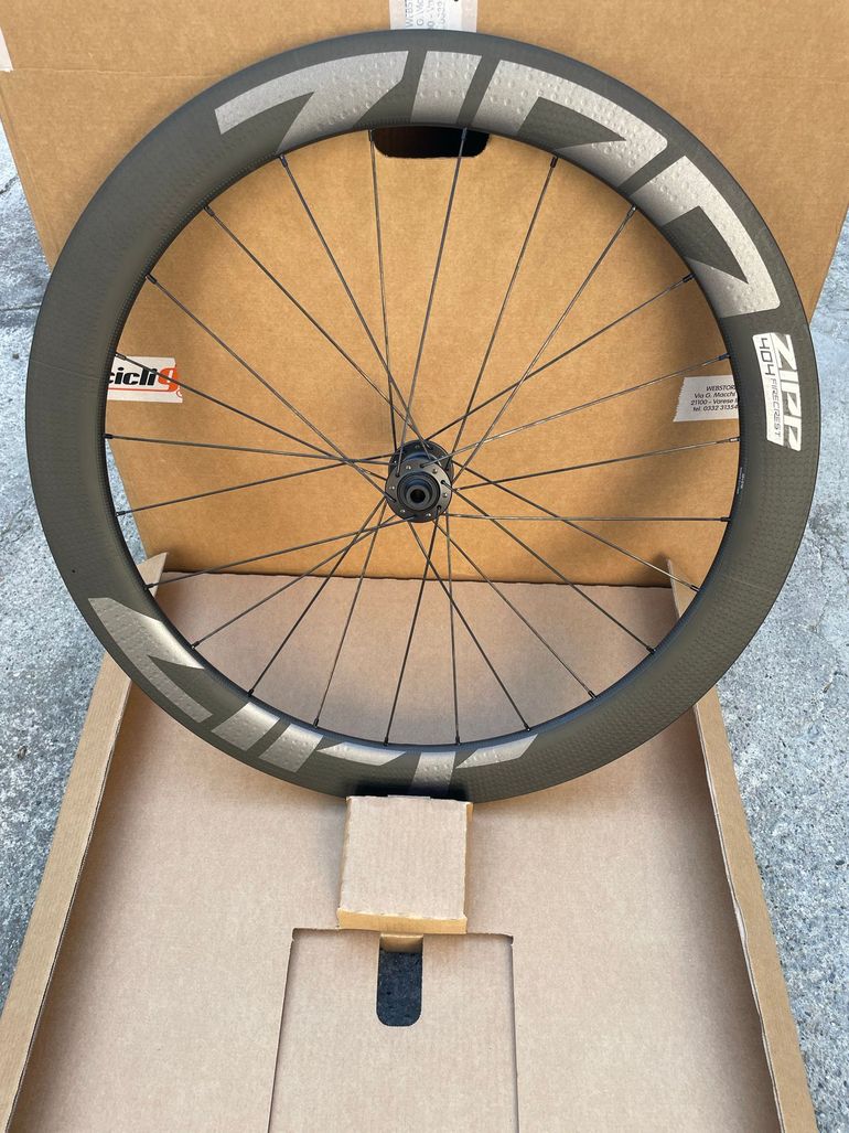 Used Zipp 404 Firecrest Tubeless Disc-brake 2025 bike — image 1 of 9
