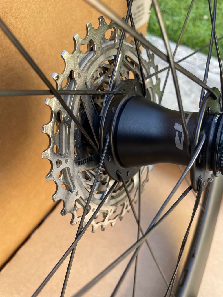 Used Zipp 404 Firecrest Tubeless Disc-brake 2025 bike — image 8 of 9