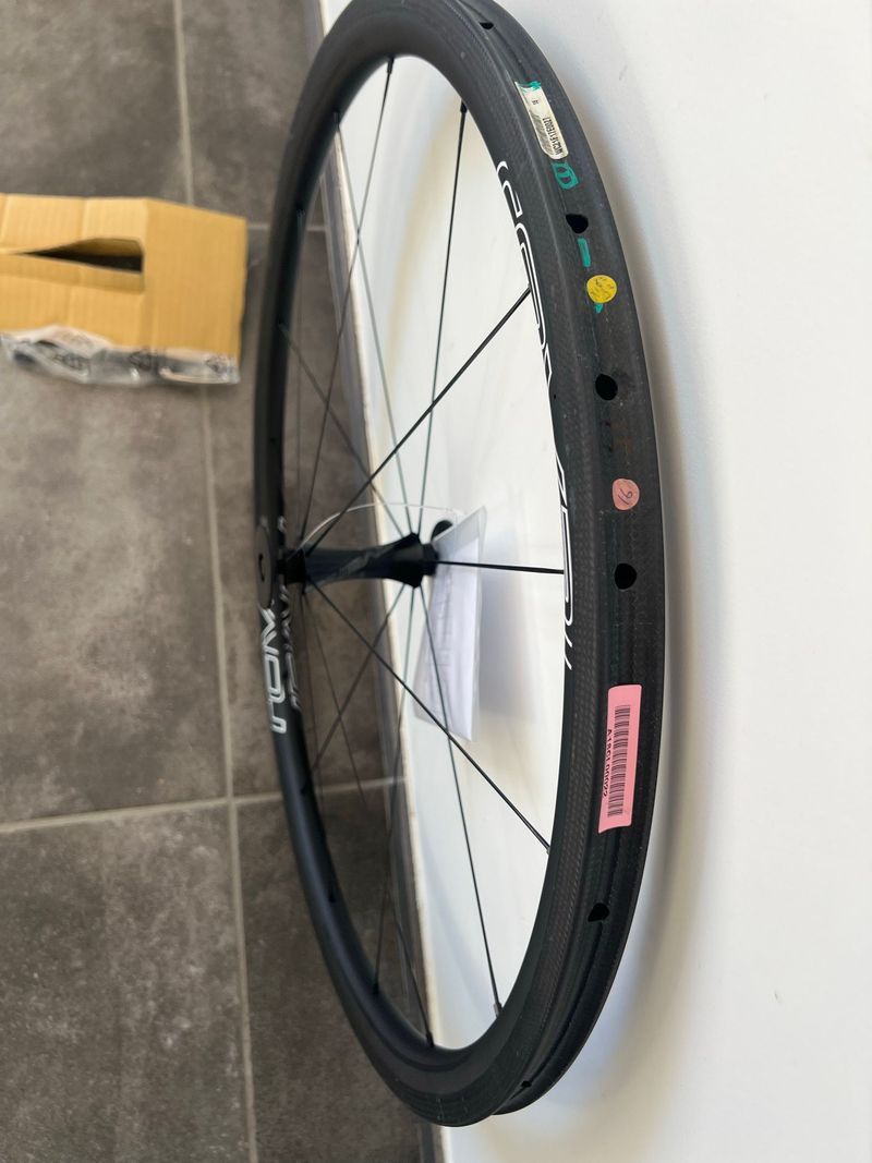 Roval CLX 32 Front Wheel 2021 bike d'occasion — image 2 sur 5