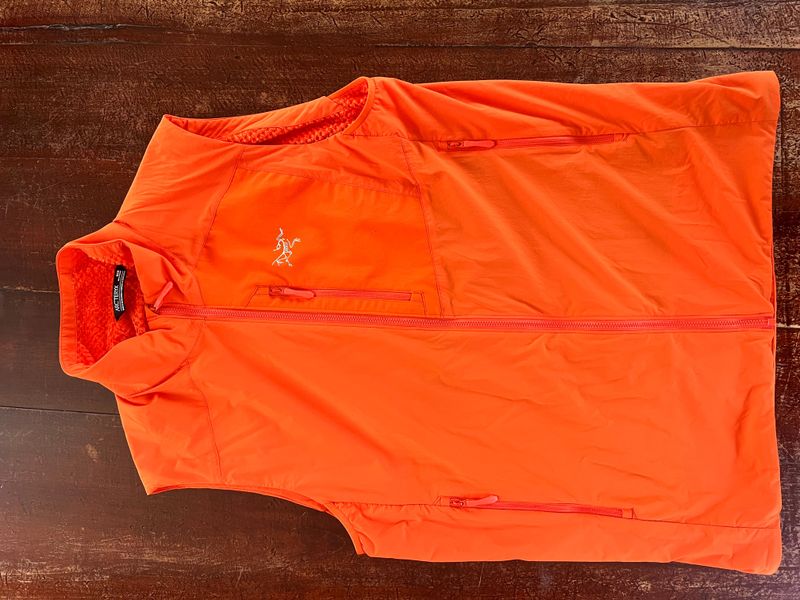 Käytetty Arc’teryx Atom Vest Phenom Medium 2024 bike — kuva 1 / 3