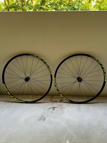 Used Mavic AKSIUM DISC bike