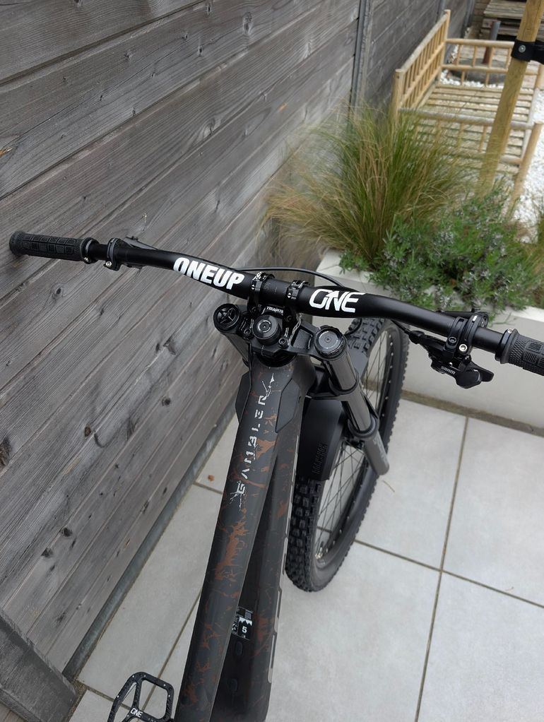 Used RockShox BoXXer Base D1 29" 200mm 2026 bike — image 2 of 2