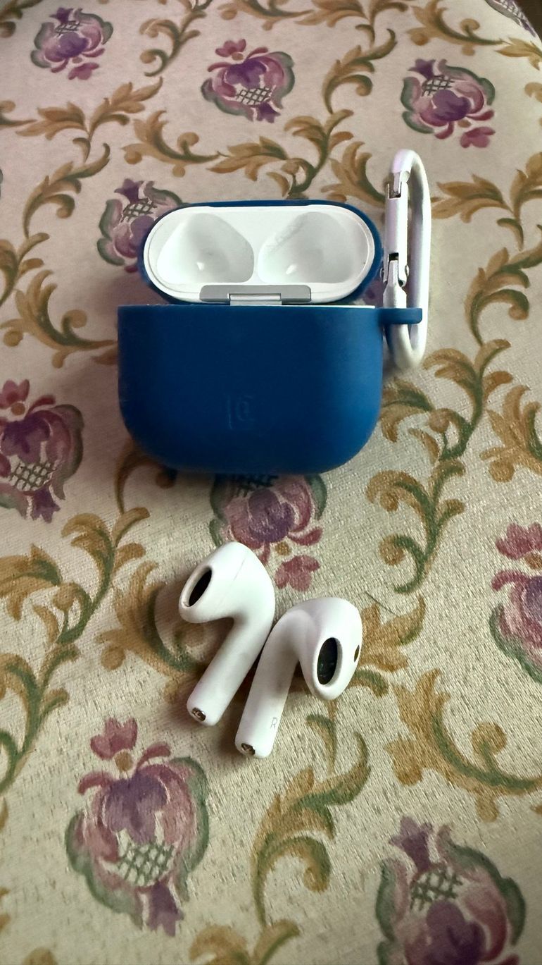 Used apple airpods 4 2024 bike — image 4 of 4