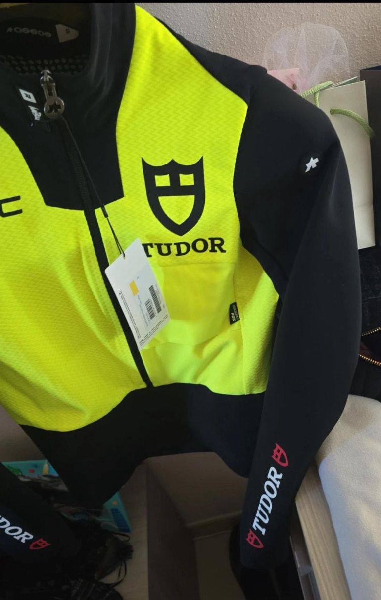 Used Assos Tudor Habu Redbull 2025 bike — image 4 of 9