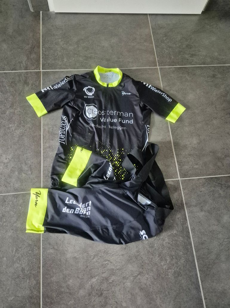 Used Yarn Koersbroek en shirt korte mouw MT L 2025 bike — image 1 of 3