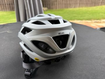 Tweedehands Giro Helios Spherical Helmet bike — afbeelding 2 van 4