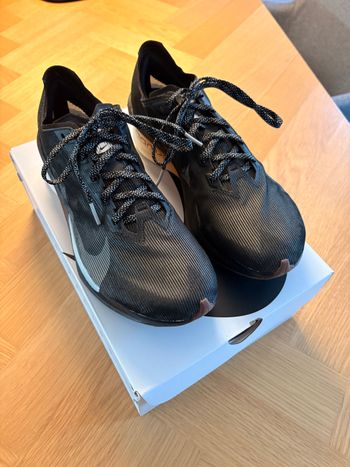 Used Nike ZoomX Vaporfly Next% 4 2025 bike — image 3 of 9