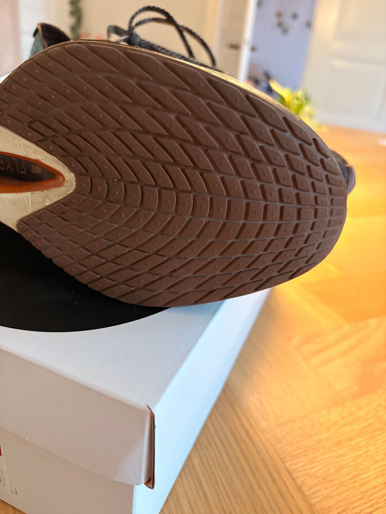 Used Nike ZoomX Vaporfly Next% 4 2025 bike — image 7 of 9