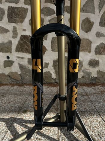 Used Fox 40 Factory GRIP X2 2022 bike — image 5 of 13