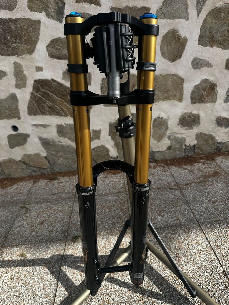 Used Fox 40 Factory GRIP X2 2022 bike — image 7 of 13