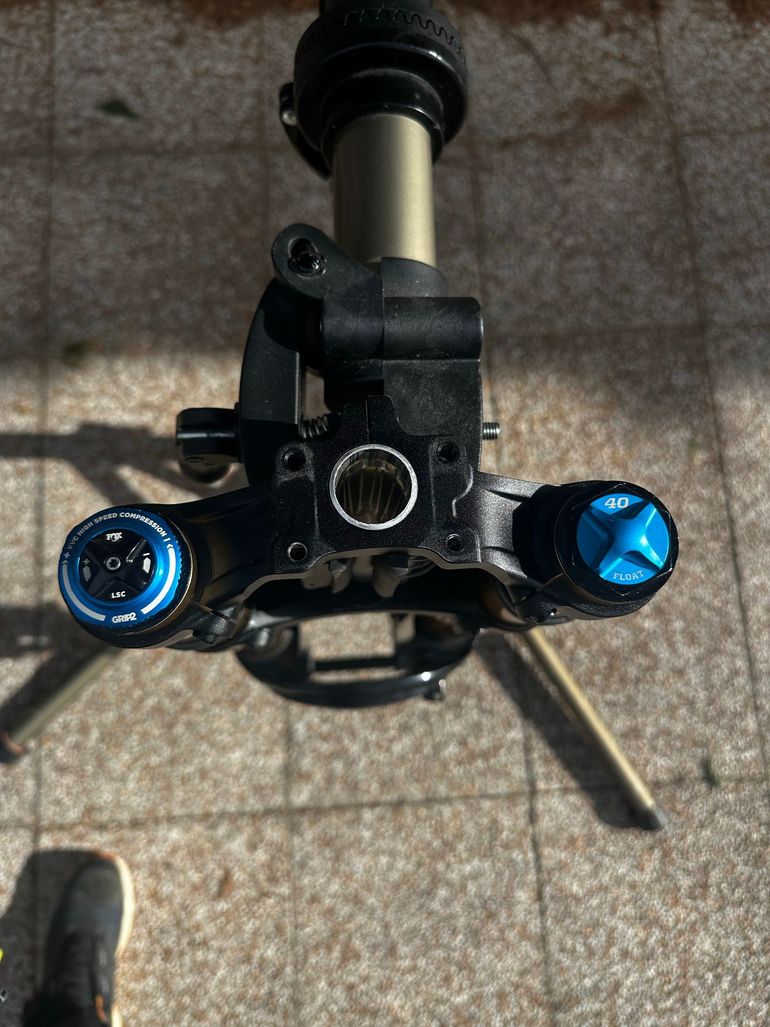 Used Fox 40 Factory GRIP X2 2022 bike — image 3 of 13