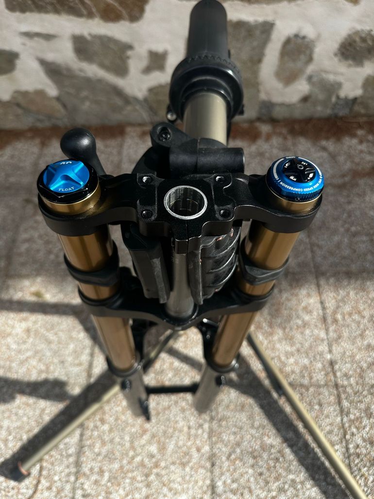 Used Fox 40 Factory GRIP X2 2022 bike — image 12 of 13
