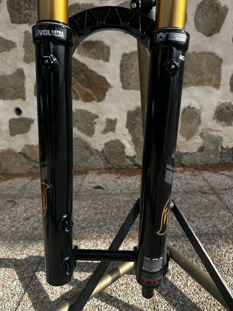 Used Fox 40 Factory GRIP X2 2022 bike — image 10 of 13