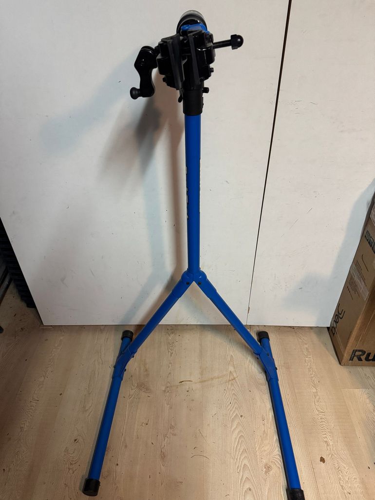 Used Park Tool PCS-4.2 Professional Repair Stand 2023 bike — image 1 of 3