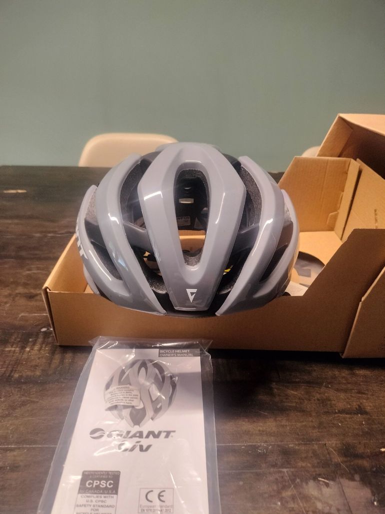 Used Giant REV PRO MIPS JAYCO ALULA 2025 bike — image 2 of 11