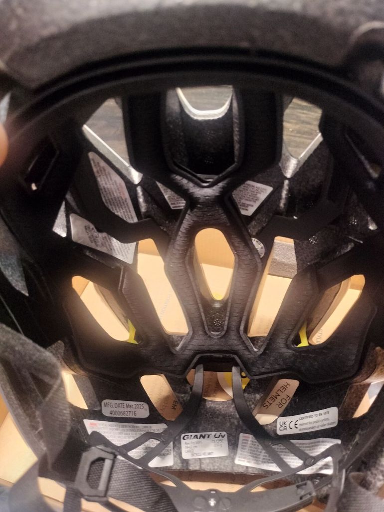 Used Giant REV PRO MIPS JAYCO ALULA 2025 bike — image 3 of 11