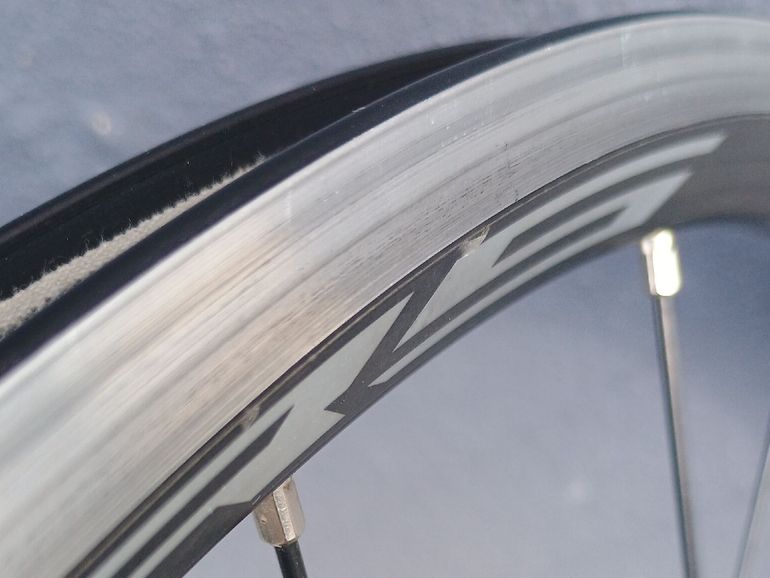 Used Shimano RS010 622x15c QR bike — image 4 of 5
