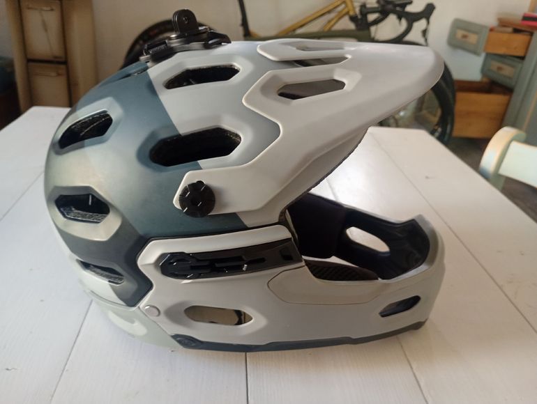 Used Bell super 3r 2025 bike — image 2 of 6