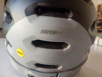 Used Bell super 3r 2025 bike — image 4 of 6