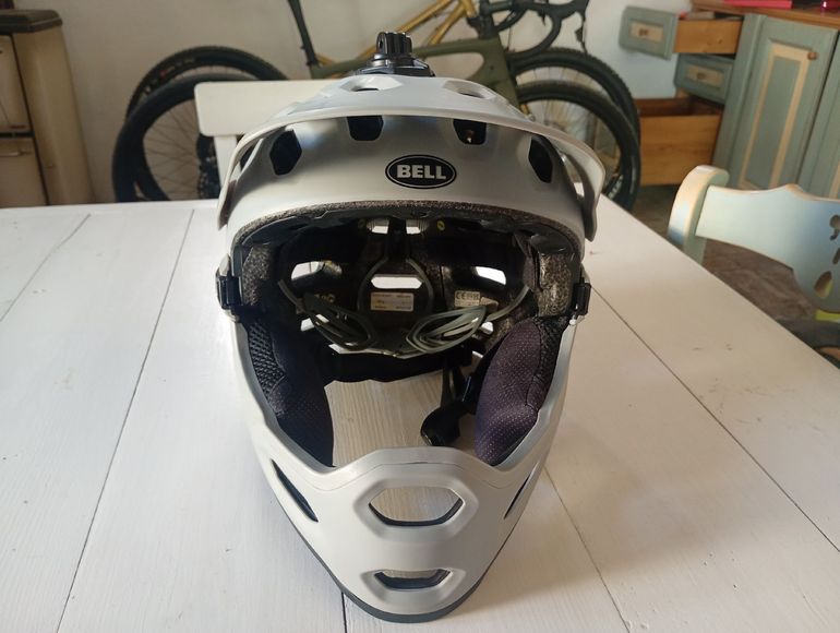 Used Bell super 3r 2025 bike — image 3 of 6