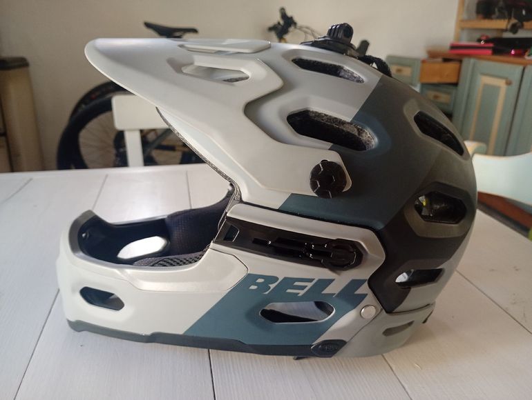 Used Bell super 3r 2025 bike — image 1 of 6