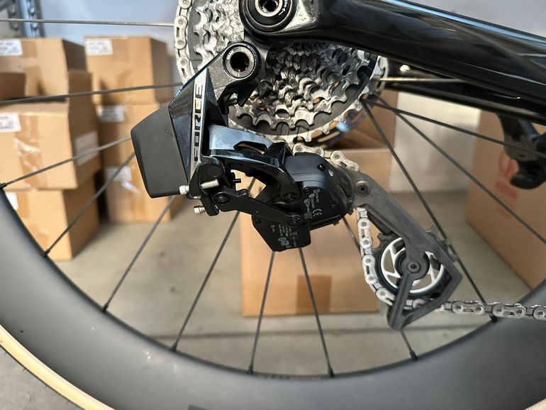 Used Sram Force eTap AXS E1 12-speed Groupset 2026 bike — image 5 of 10