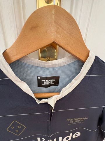 Käytetty Pas Normal Studios Solitude Jersey Navy S 2025 bike — kuva 2 / 4