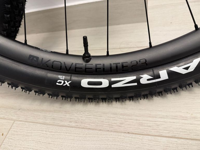 Used Bontrager Kovee Elite 23 Carbon Wheelset 29" 2022 bike — image 4 of 10