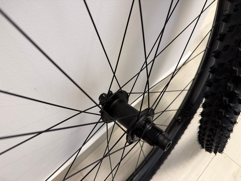 Used Bontrager Kovee Elite 23 Carbon Wheelset 29" 2022 bike — image 6 of 10