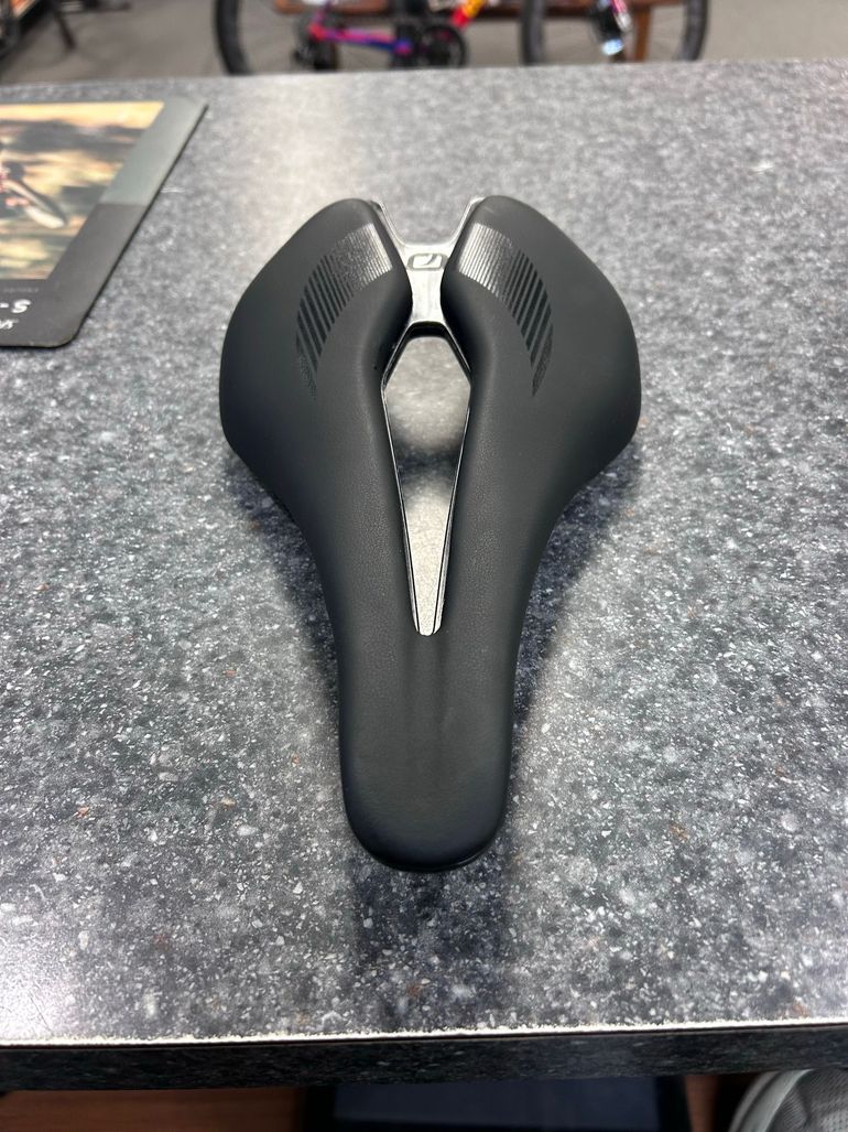 Used Pinarello MOST Carbon Rail Saddle bike — image 2 of 6