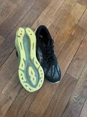 Used Asics Novablast 3 bike — image 3 of 4