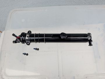Used Fox Trek IsoStrut, Fox Performance shock, air spring, DPS 2-position remote damper, 235mm x 32.5mm Rear Suspension