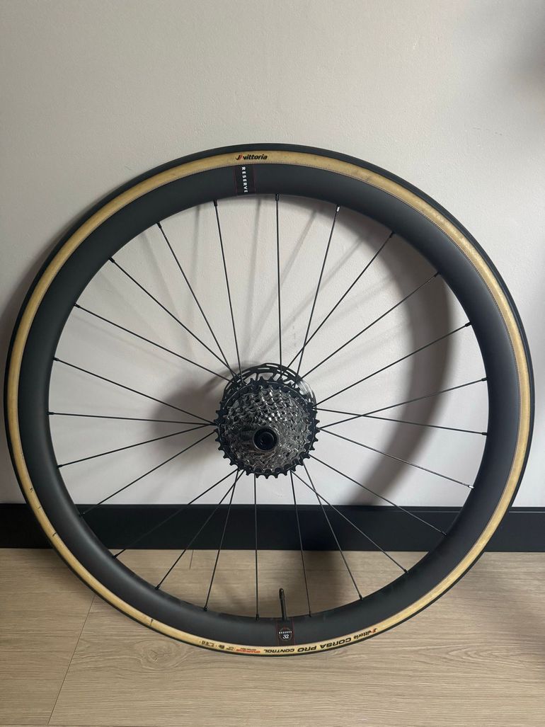 Used Reserve 32 Carbon Wheelset Road bike — image 2 of 10