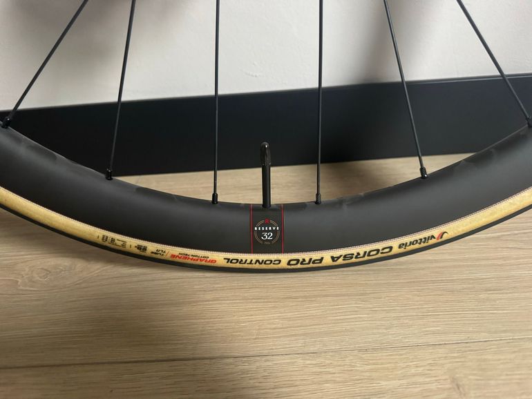 Used Reserve 32 Carbon Wheelset Road bike — image 4 of 10