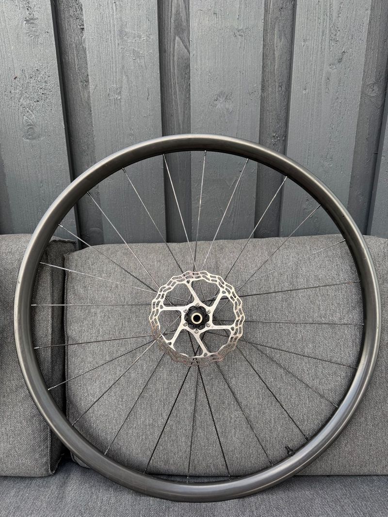 Używany Light Bicycle Custom Carbon Wheelset 2025 bike — zdjęcie 1 z 10