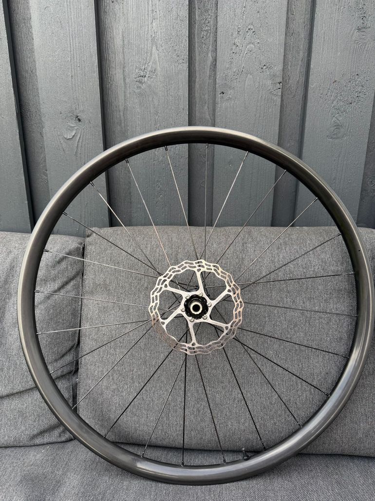 Used Light Bicycle Custom Carbon Wheelset 2025 bike — image 4 of 10