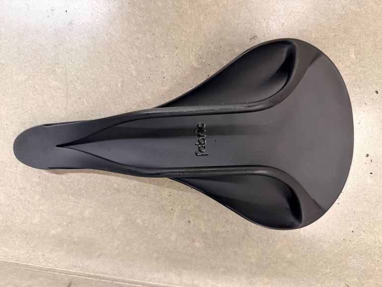 Used Fabric ALM Shallow Ultimate Saddle Carbon 142mm Super Light 140g Black bike — image 2 of 3