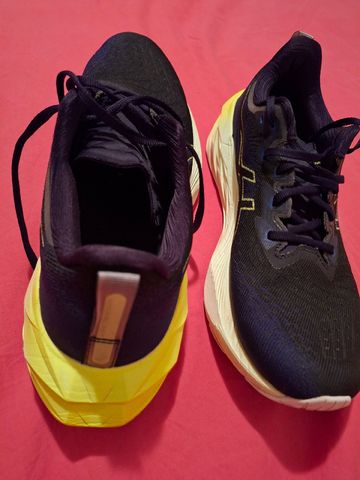 Gebrauchtes Asics Novablast 4 Running Shoes