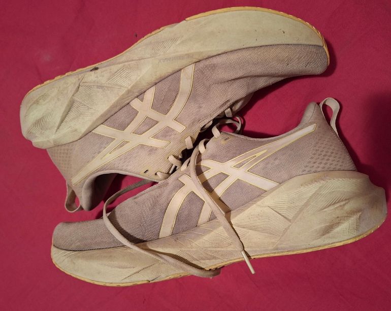 Used Asics Novablast 5 lite show bike — image 2 of 3