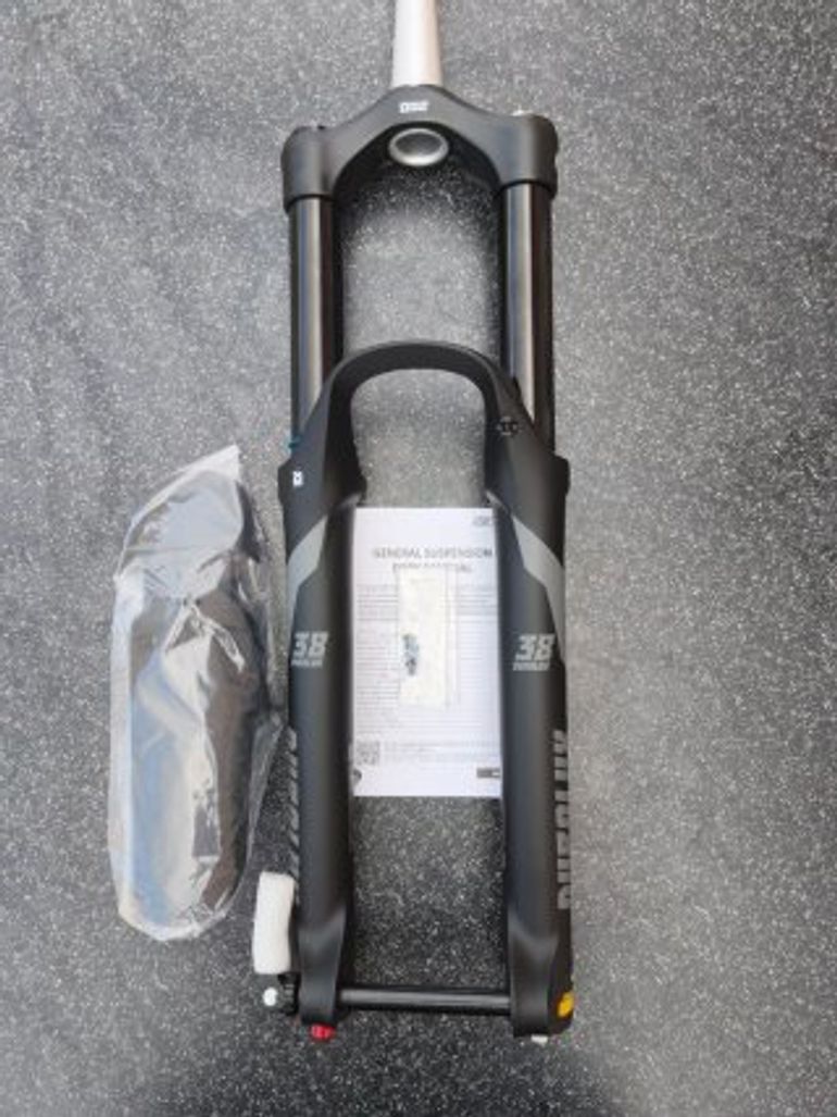 Used Sr Suntour Durolux 38 RC2 bike — image 1 of 6